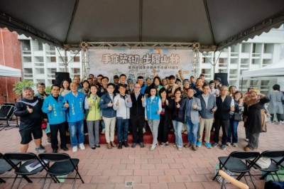 嘉明湖手作步道十週年特展臺東場開幕大合照。現場貴賓雲集：立法委員黃建賓、陳瑩服務處代表、黃仁夫人王春梅、莊瑞雄服務處代表、行政院東部聯合服務中心等皆有到場參與