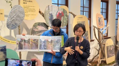 台灣千里步道協會與民眾介紹展覽內容，透過影像紀錄、與插畫創作、現場展示步道修築工法實體工具與裝置作品，傳遞嘉明湖手作步道的核心精神