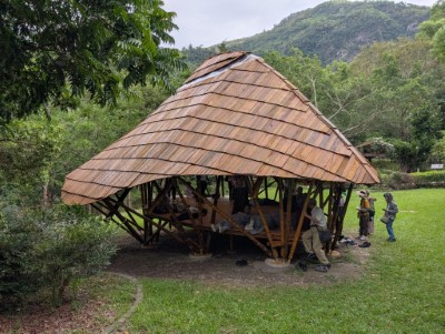 知本國家森林遊樂區將於115年2月19日至20日（農曆初三、初四）推出春節限定活動「竹報平安．節節高升－藝起尋找．竹構密馬」。圖為「島嶼構竹」竹構作品──在若亭