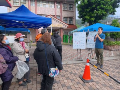 贈苗活動前，由主任進行說明。