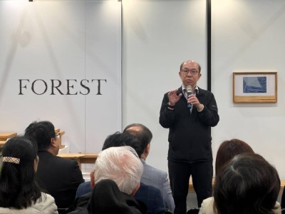 林業及自然保育署臺東分署長吳昌祐為來賓介紹本次與公東高工合力推廣的國產材家具。